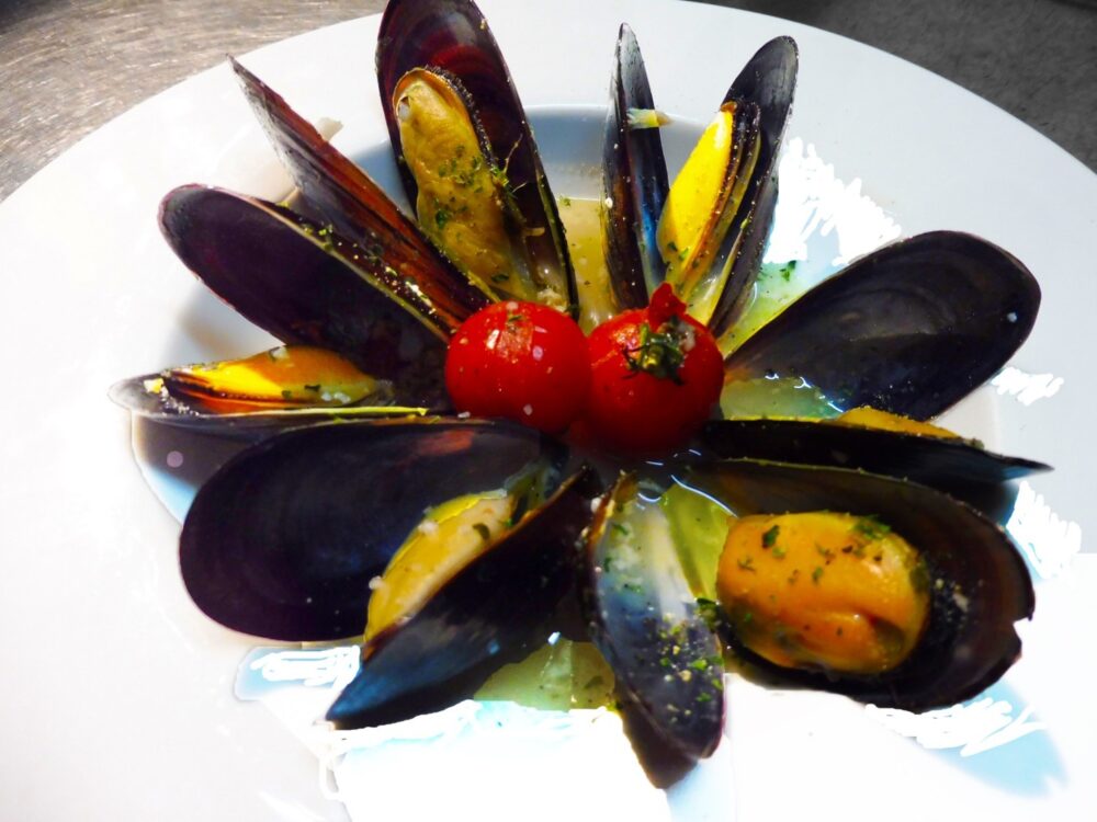 Wine-steamed mussels