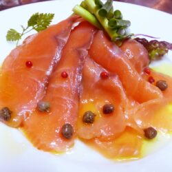 三宮 イタリアン の、おいしい スモークサーモンのマリネ