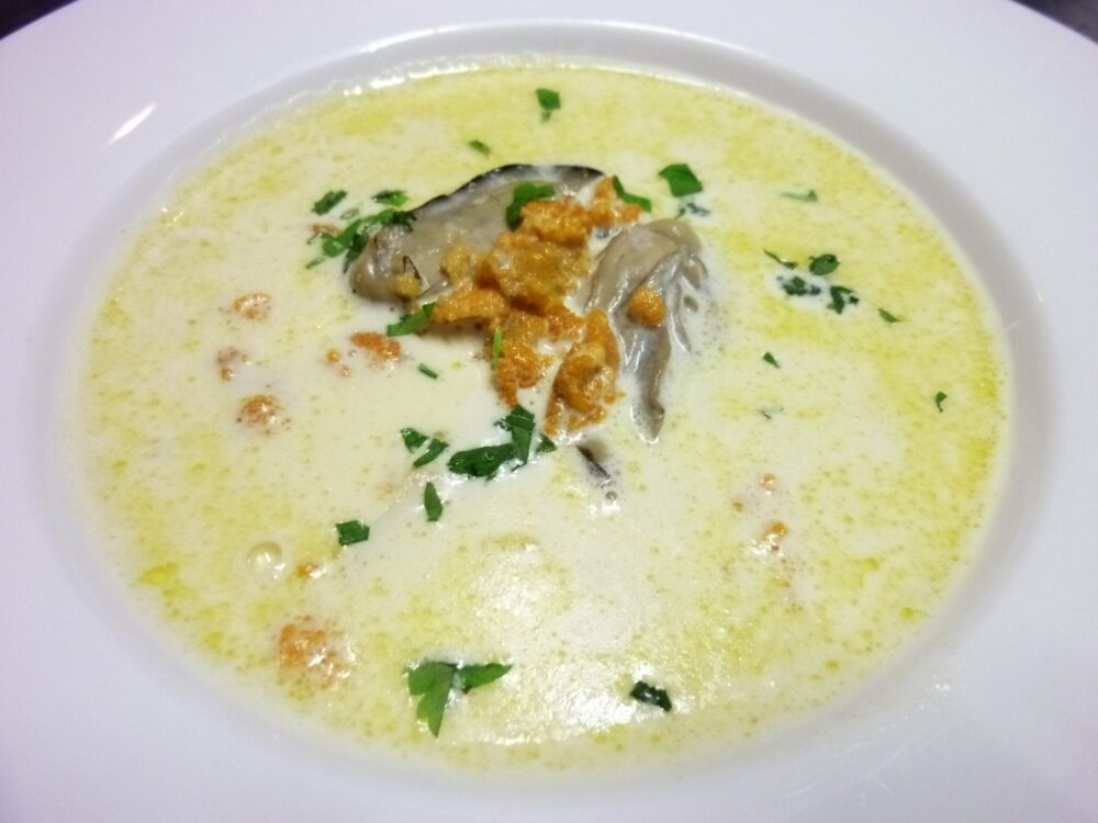 Cream stew of oysters and sea urchins