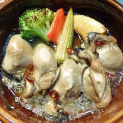 三宮 イタリアン の、おいしい 牡蛎のアヒージョ