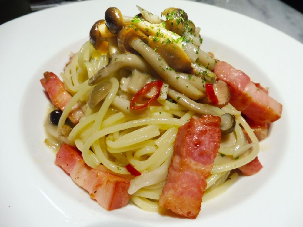 베이컨과 버섯 페페론치노