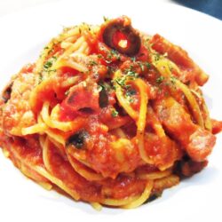 ゴローニャの、おいしいベーコンのトマトソースパスタ