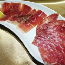 ゴローニャの、おいしい生ハムとサラミの盛合せ