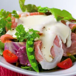 ゴローニャの、おいしい生ハムサラダのチーズソースかけ