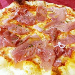 ゴローニャの、おいしい生ハムたっぷりピザ