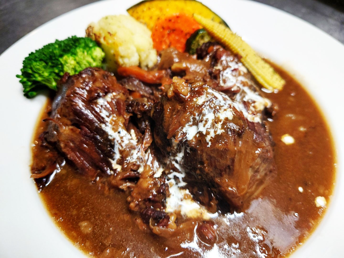 牛ホホ肉の赤ワイン煮込み