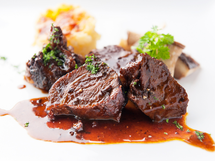 牛ホホ肉の赤ワイン煮込み