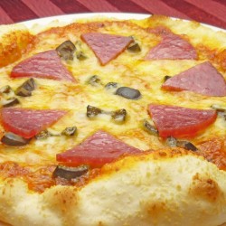サラミとオリーブのピザ　