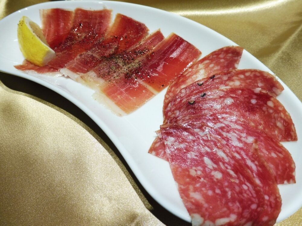生火腿和萨拉米拼盘